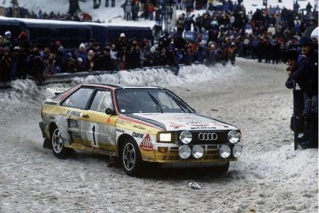Erst lässt sich Röhrl von Schnee-König Stig Blomqvist vorführen, wie ein Allrader mit Linksbremserei am besten zu bewegen is...