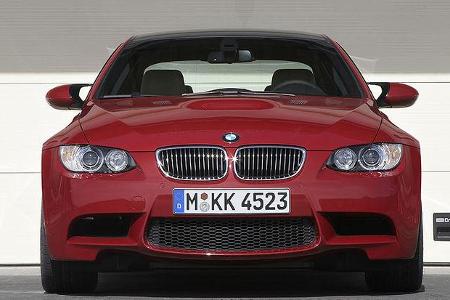 Die Front selbst wird vom Frischluftbedarf des V8-Saugers dominiert.