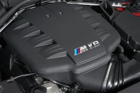 Der hochmoderne V8 setzt auf Doppel-Vanos-Technologie und verfügt über acht Einzeldrosselklappen.