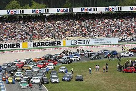 Fahrer- und Fahrzeugparade in Hockenheim: Zur Siegerehrung versammelte sich das komplette Starterfeld vor einer stattlichen ...