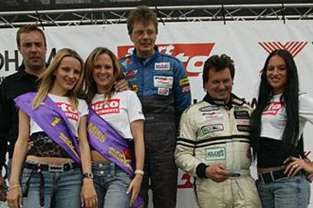 Gruppenbild mit Damen: Patrick Simon fehlten die technischen Mittel, um dem Tagesschnellsten in der Offenen Klasse, Michael ...