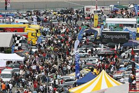 Die neu ins Leben gerufene Youngtimer-Klasse erfreute sich großer Beliebtheit (linke Seite). Während sich der mit Gas betrie...