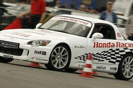 Tausende pilgerten durch das Ausstellungsareal im Fahrerlager, 180 davon griffen beim Honda-Slalom selbst ins Lenkrad. Und w...