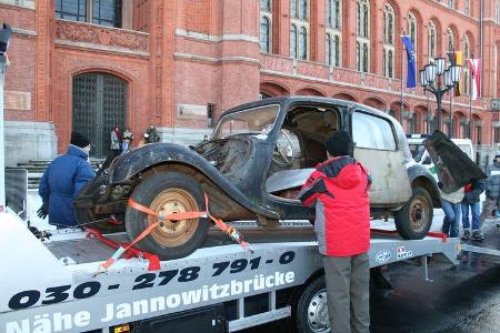 Der CitroÑn wurde symbolisch verschrottet.