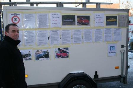 Die Veranstalter informierten über die Planungen des Senats und zeigten eine kleine Auswahl betroffener Oldtimer.