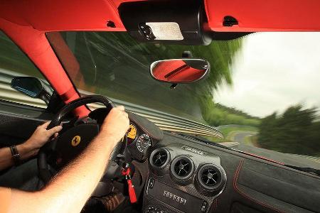 Der Blick aus dem roten Ungetüm auf die grüne Hölle.