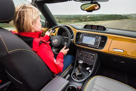VW Beetle Dune Cabrio Cockpit fahrend mit Fahrer