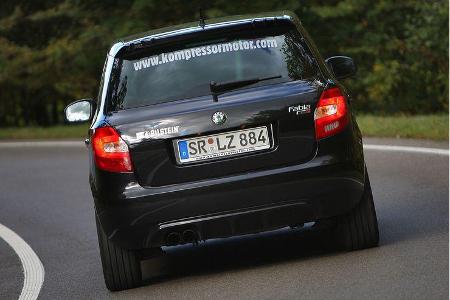 Zusätzlich ist der Skoda mit einem moderat abgestimmten Fahrwerk der Marke Bilstein ausstaffiert.