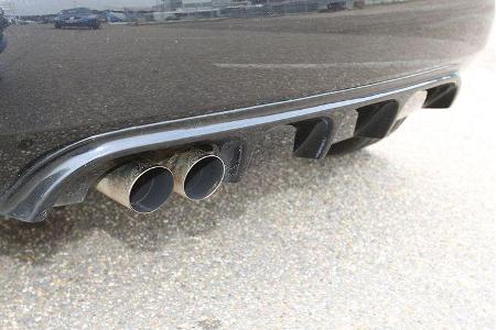 ... und die Heckschürze in Diffusoroptik mit Sportauspuff.