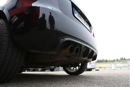 Der Sportabgasanlage entweicht ein kernig sonorer Klang.