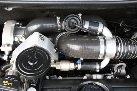 ... der den Motor mit 0,3 bar zwangsbeatmet.