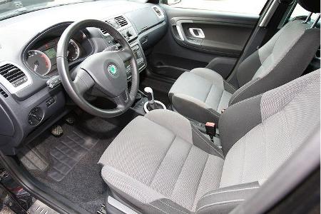 Der Innenraum bleibt weitestgehend unverändert, die Sitze bieten akzeptablen Seitenhalt.