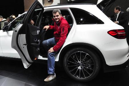 Kollege Gerd Stegmaier ist mit 1,84 Metern kein Riese, um aus dem GLC elegant auszusteigen, muss er sich dennoch ein bissche...