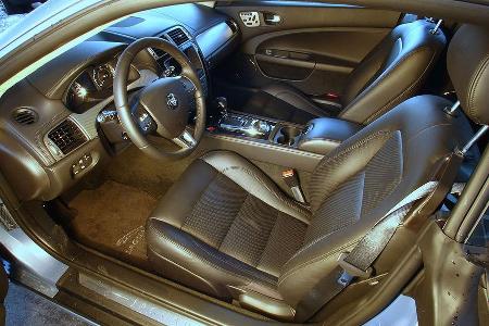 Stil kann man doch kaufen: XKR-Cockpit.