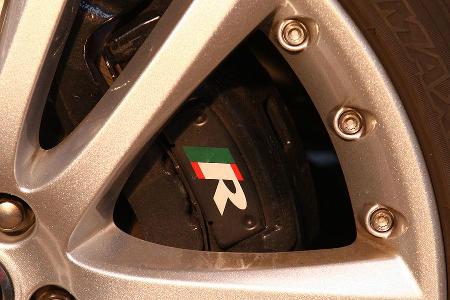 R-füllungsgehilfe: Die große Bremse glänzt bei Trockenheit und schliert bei Nässe.