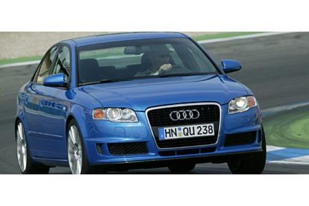 Die Insignien der Sportlichkeit sind dezent, aber nicht zu übersehen: Den A4 zieren eine Frontspoilerlippe und eine Abrisska...