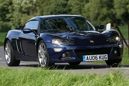 Für den eigenständigen Auftritt sorgt die völlig neue Kunststoffkarosserie.