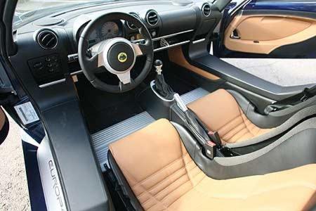 Das mit Leder ausgestattete Cockpit bietet eine flache Position in engen Schalensitzen und gute Ergonomie.