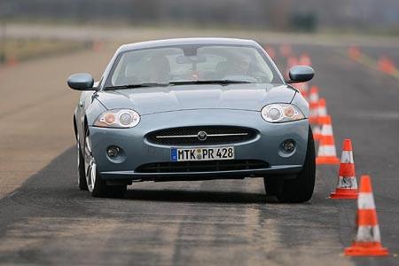 Wie kein anderer Jaguar der jüngeren Markengeschichte erfüllt der XK den Wunsch nach sehr zügiger Fortbewegung.