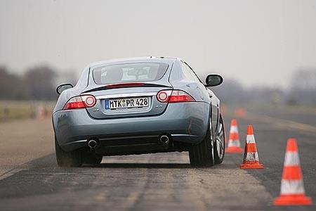 Der XK glänzt mit agilem Handling.