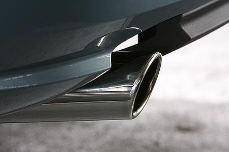 Der V8 entzückt mit grollendem Sound.