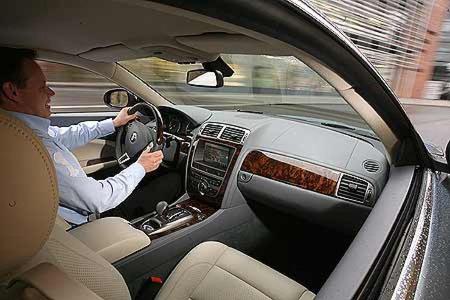 Leder und Holz in Bestform, aber auch enttäuschende Plastikdetails.