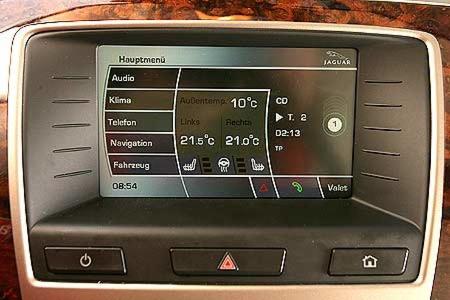 Der Zentralbildschirm fast alle wichtigen Bedienelemente zusammen.