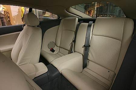 Alibi-Sitzschalen im Fond, auch für Kinder zu knapp.