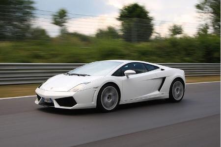 Der mit Direkteinspritzung und mit variabler Saugrohrgeometrie operierende Vierventiler baut sehr breit.