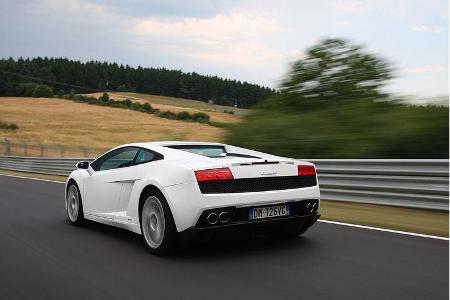 Der Motor senkt mit seiner geringen Bauhöhe die Schwerpunktlage innerhalb des Space-Frame-Chassis.