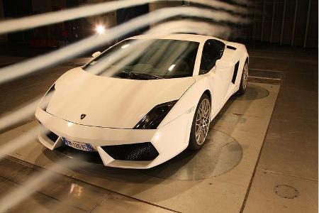 An der Vorderachse generiert der Lamborghini einen geringen Abtrieb von 40 Newton.