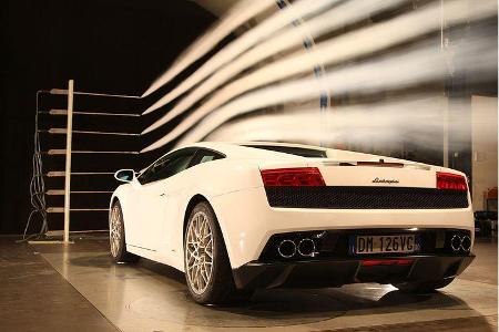 Entsprechend den Gesetzen der Physik entsteht ein erhöhtes Aufnickmoment an der Hinterachse.