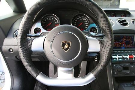 Das angenehm steil stehende Lenkrad liegt satt in der Hand, auch wenn der Kunststoffanteil etwas dominant ins Auge sticht.