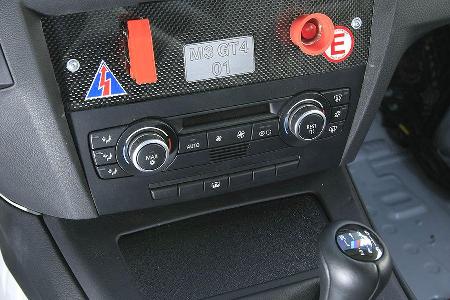Natürlich kommen Dämmmatten und ähnliche Komfort-Features gar nicht erst ins Auto.