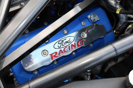 Glänzendes Herzstück mit polierter Zündkerzenabdeckung.