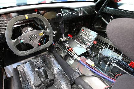 Rennschalensitz, Karbon-Dashbox und Motec-Display im Cockpit.