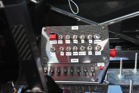 Karbon-Dashbox mit rotem Startknopf.