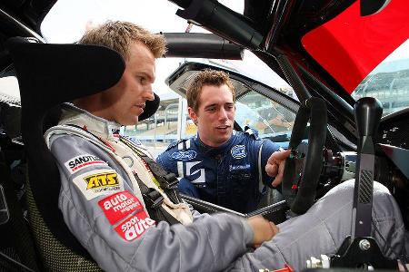 Matech-Pilot Thomas Mutsch erklärt sport auto-Mitarbeiter Christian Gebhardt sein Einsatzfahrzeug aus der FIA GT3-EM.