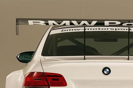 ... ergänzen die Heckpartie mit ihrem großen Heckflügel ...