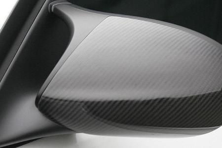 ... und einen Außenspiegelgehäuse aus Carbon an.