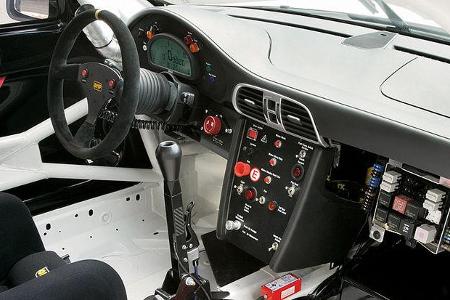 Das Armaturenbrett entstammt der Serie. Ansonsten ist der Innenraum auf das Nötigste beschränkt.
