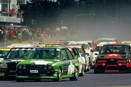 1988 · DTM 100 Meilen von Brünn:Drängelei in der Startphase - Roland Asch (Mercedes) vor Peter Oberndorfer (BMW ALPINA M3).