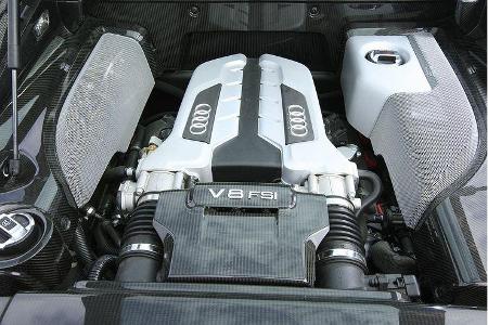 Die schaulustige Karboneinfassung des hoch drehenden V8 kostet ebenso Aufpreis ...