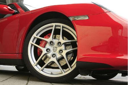 Die Bremsanlage hinter den serienmäßigen 19-Zöllern verrichtet vorzügliche Dienste.