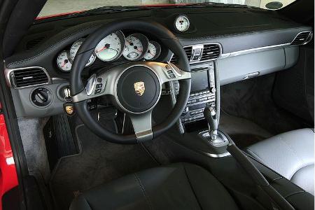 Innen wirkt der 911 etwas spröde.