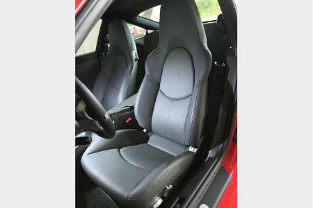 Während die ebenfalls aufpreispflichtigen Sportsitze weniger stark ausgeformt sind als beim R8.