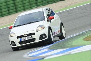 Abarth macht aus kleinen und leichten Fahrzeugen fahrdynamische Überflieger.