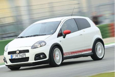 Der sogenannte assetto-Fahrwerkskit umfasst andere Federn, gelochte Brembo-Bremsscheiben, Ferodo-Rennbremsbeläge vorn und ...