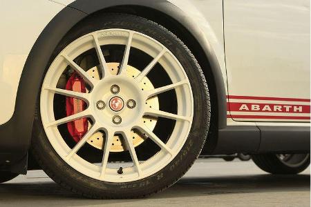 ... 18 Zoll messende Leichtmetallfelgen inklusive Pirelli P Zero-Reifen der Größe 215/40 ZR 18. Kostenpunkt: 2.500 Euro.