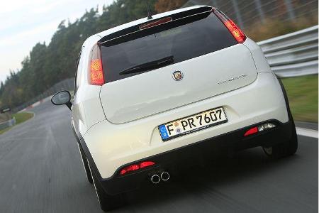 Bis 160 km/h vergrößert sich der Abstand sogar auf 3,6 Sekunden: 18,5 zu 22,1.